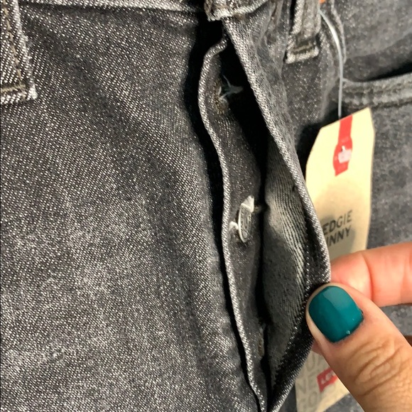 NWT Levi's wedgie skinny jean ravens wing fray hem - Picture 16 of 16